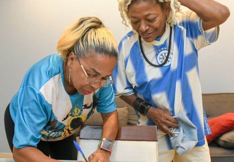 Mart’nália faz primeira prova de fantasia para o Carnaval 2026 no barracão da Unidos de Vila Isabel