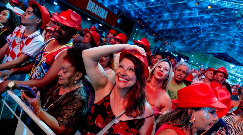 Cerca de 32 mil pessoas celebram o Dia Nacional do Samba com desfiles, shows e primeiro teste oficial do novo som da Sapucaí