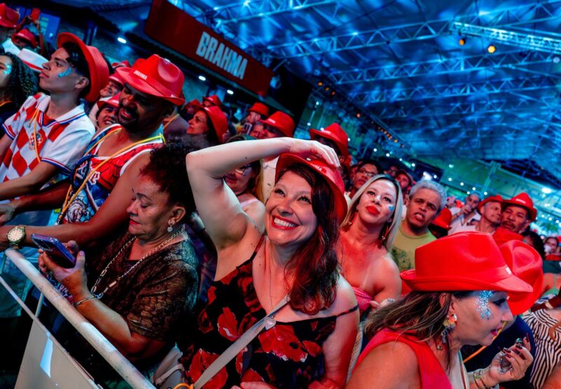 Cerca de 32 mil pessoas celebram o Dia Nacional do Samba com desfiles, shows e primeiro teste oficial do novo som da Sapucaí