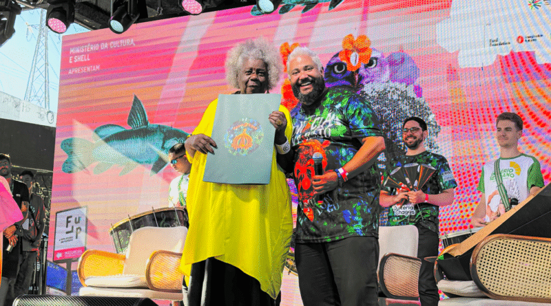 No dia do seu aniversário, Conceição Evaristo recebe figurino que usará no Carnaval 2026