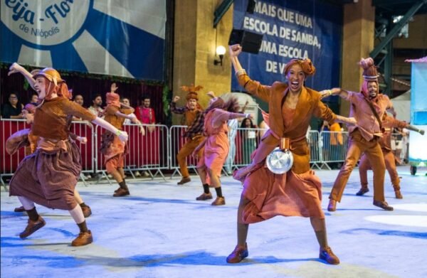 Quando a emoção e o samba tomam conta da abertura dos minidesfiles da Acadêmicos de Niterói