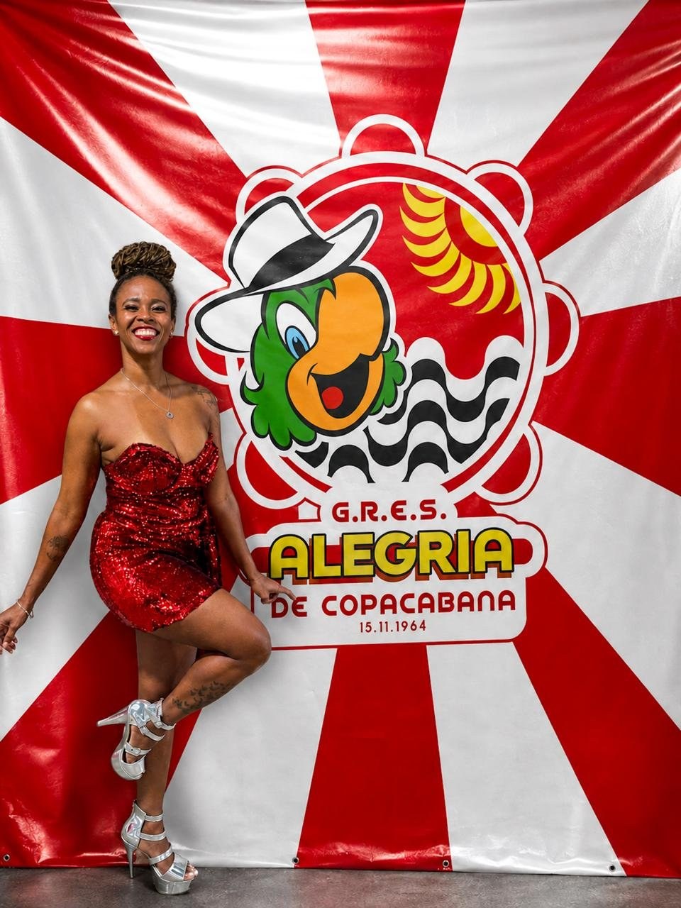 Aos 50 anos, Vilma Soares brilha como a nova musa da Alegria de Copacabana