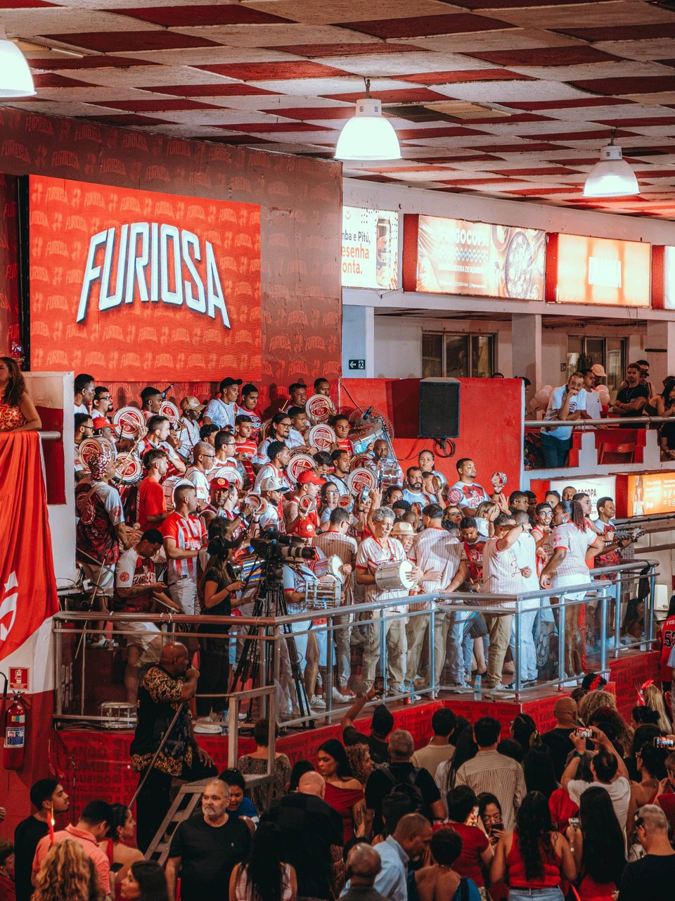 Coração bate no compasso da bateria: começam as grandes finais de samba para 2027