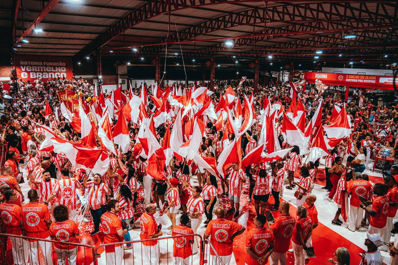Coração bate no compasso da bateria: começam as grandes finais de samba para 2027