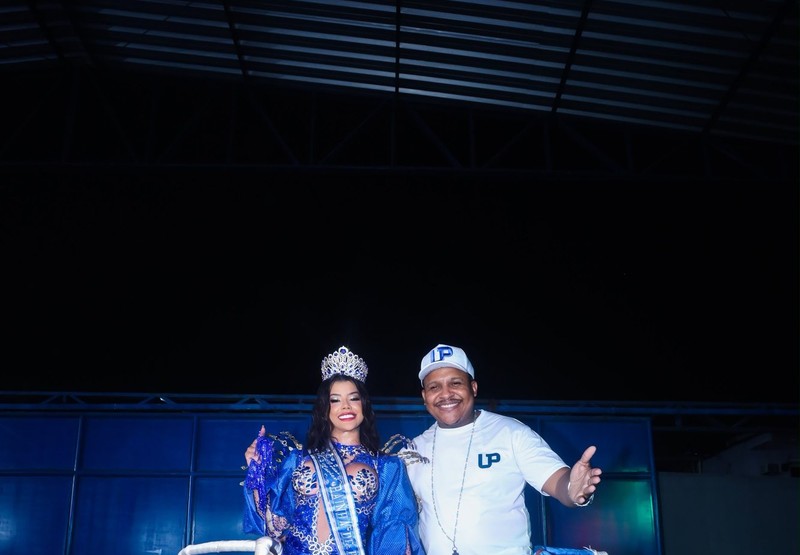 Grazi Xavier é coroada por Milton Cunha como rainha de bateria da Unidos da Ponte