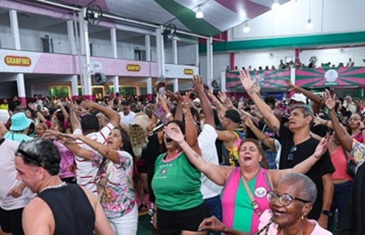 Mangueira classifica o samba 3 e leva a comunidade para a próxima fase