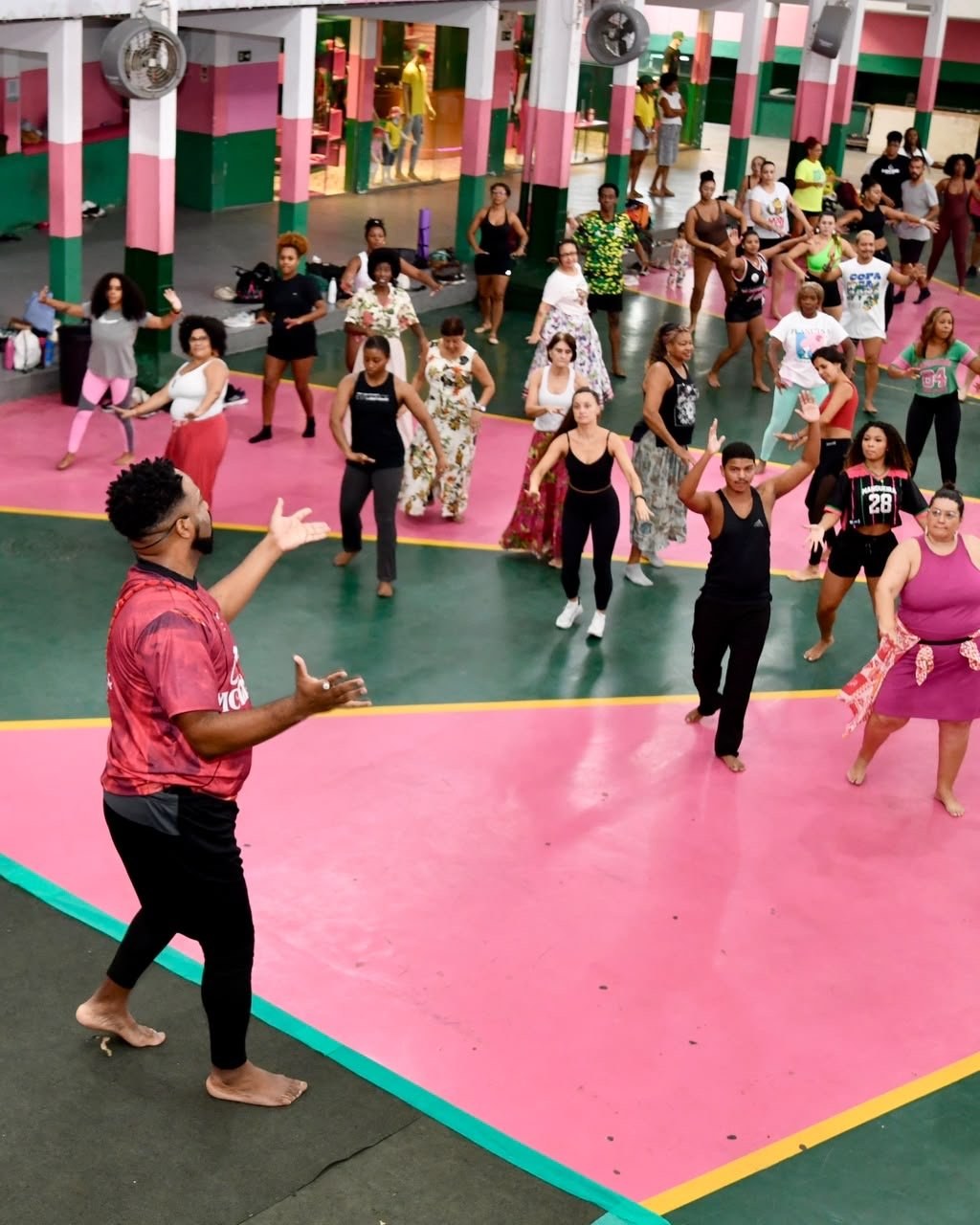 Mangueira leva Oyá para além da avenida com oficinas de movimento e dança