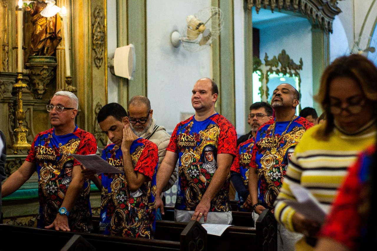 Acadêmicos de Niterói recebe benção e antecipa samba para o Carnaval 2027