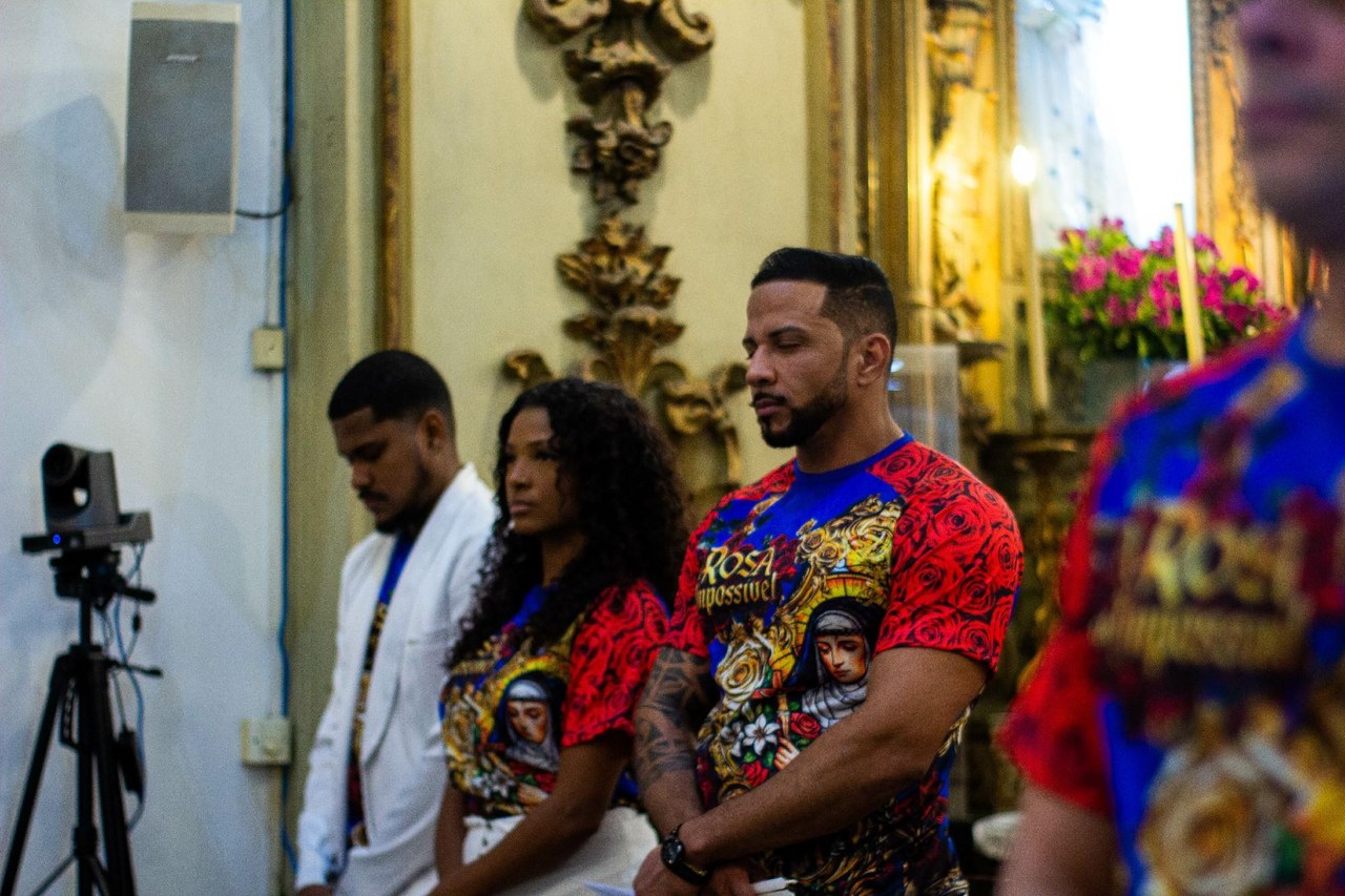 Acadêmicos de Niterói recebe benção e antecipa samba para o Carnaval 2027