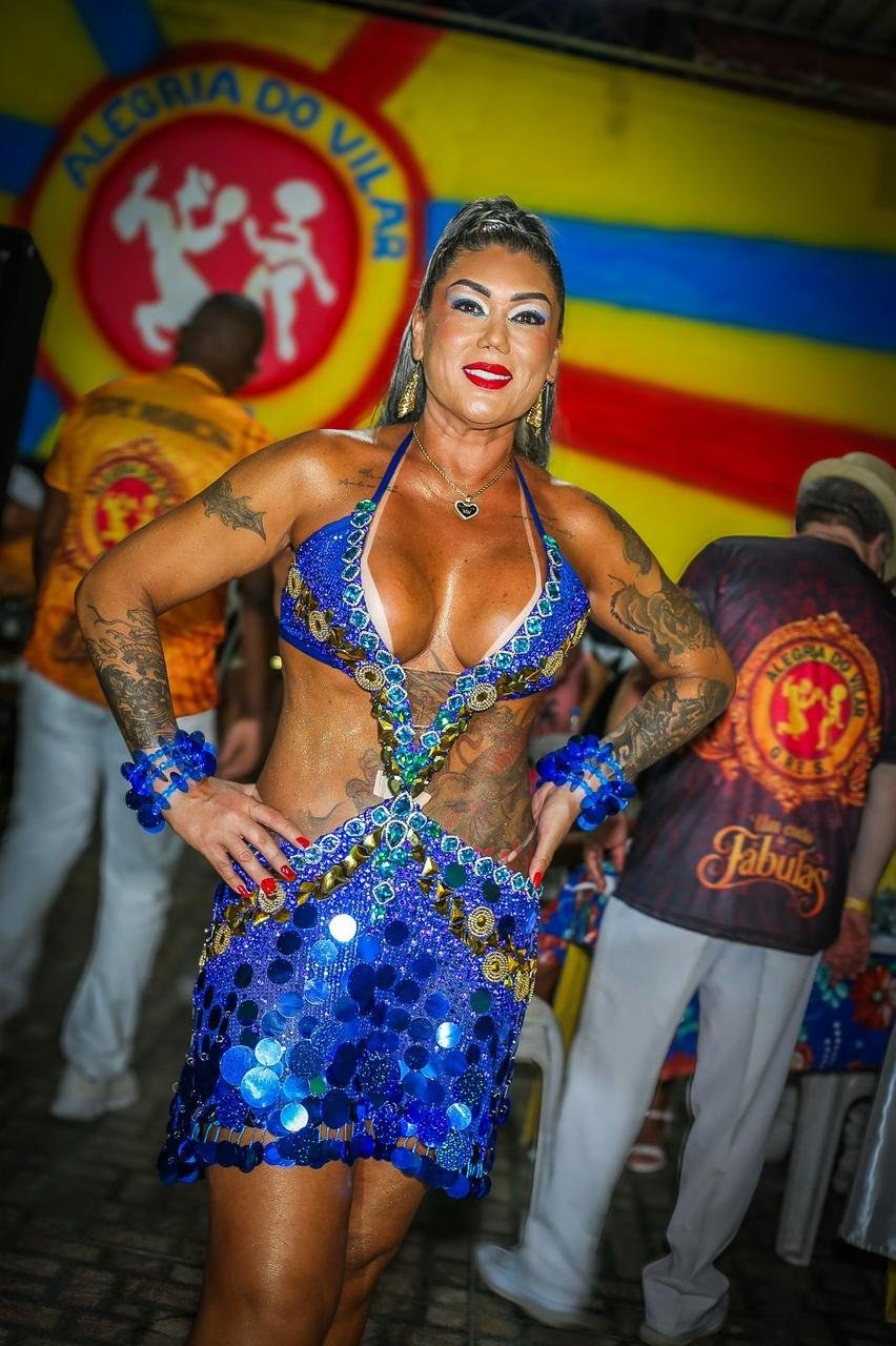 Claudia Rodrigues brilha como nova rainha da bateria da Alegria do Vilar