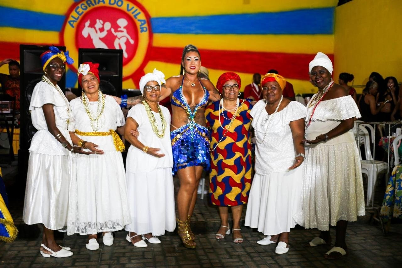 Claudia Rodrigues brilha como nova rainha da bateria da Alegria do Vilar