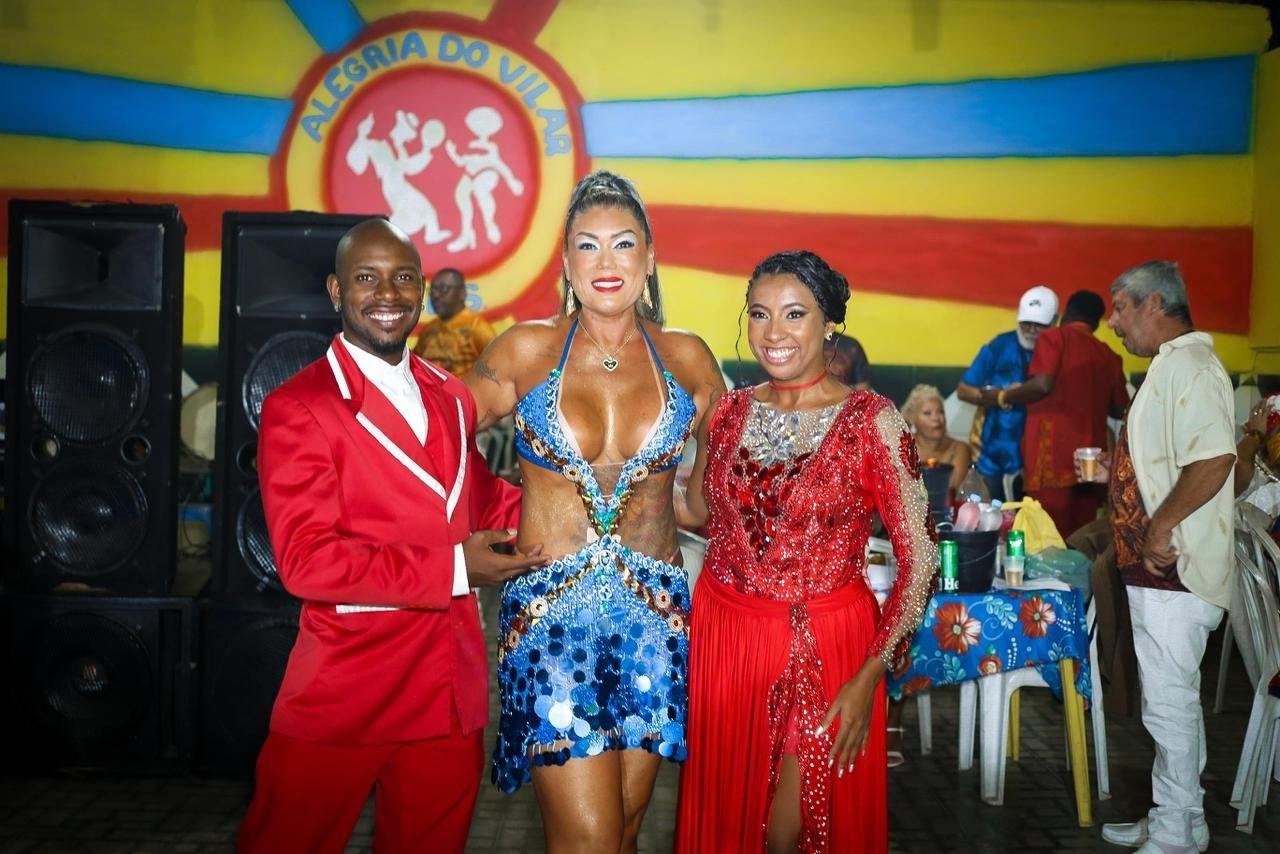 Claudia Rodrigues brilha como nova rainha da bateria da Alegria do Vilar