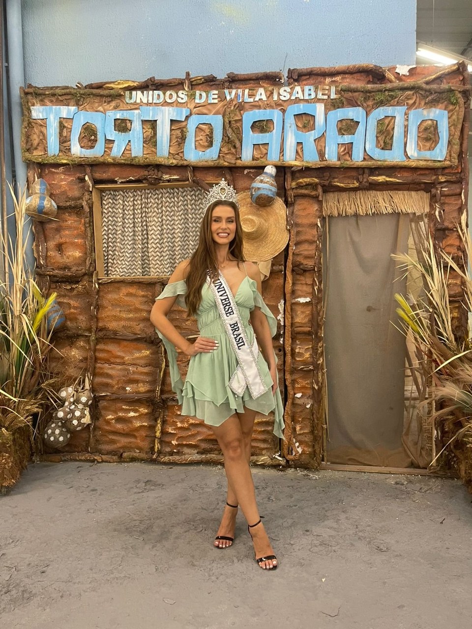 Corte do Miss Universo invade o barracão da Vila Isabel para conhecer a magia de 2027