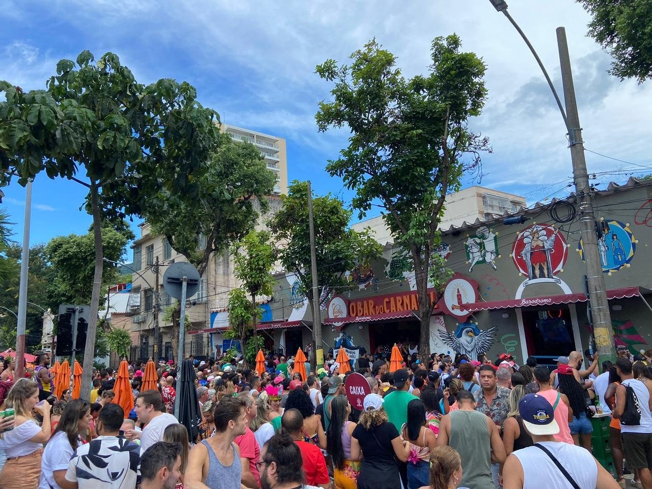 Domingo de samba-enredo e compras na Boutique da Mocidade no Baródromo