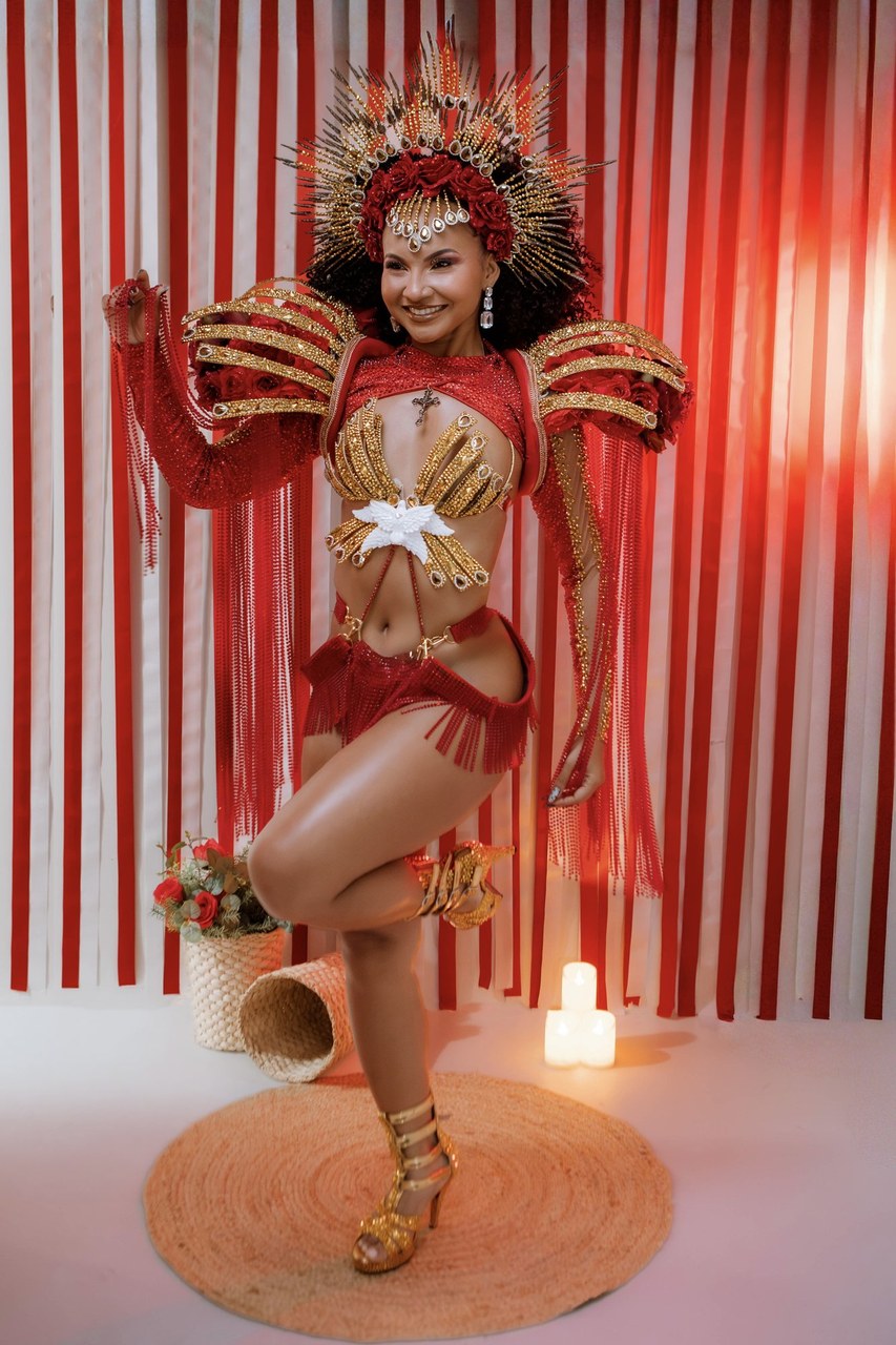 Fé e samba! Rainha Rayane Dumont brilha com look inspirado na Festa do Divino