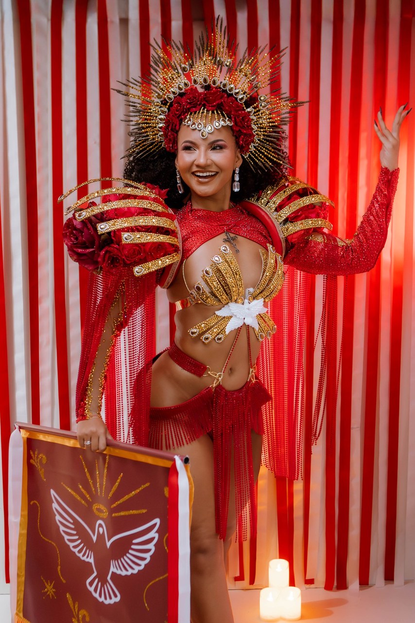 Fé e samba! Rainha Rayane Dumont brilha com look inspirado na Festa do Divino