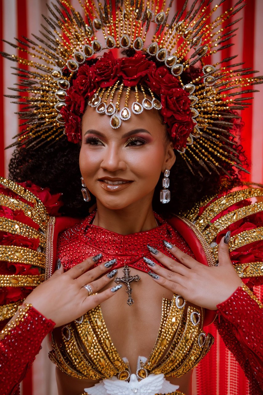 Fé e samba! Rainha Rayane Dumont brilha com look inspirado na Festa do Divino