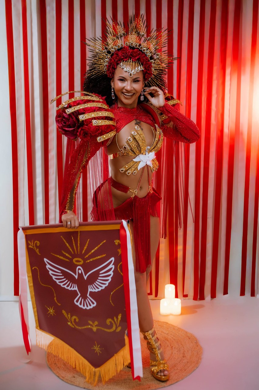 Fé e samba! Rainha Rayane Dumont brilha com look inspirado na Festa do Divino