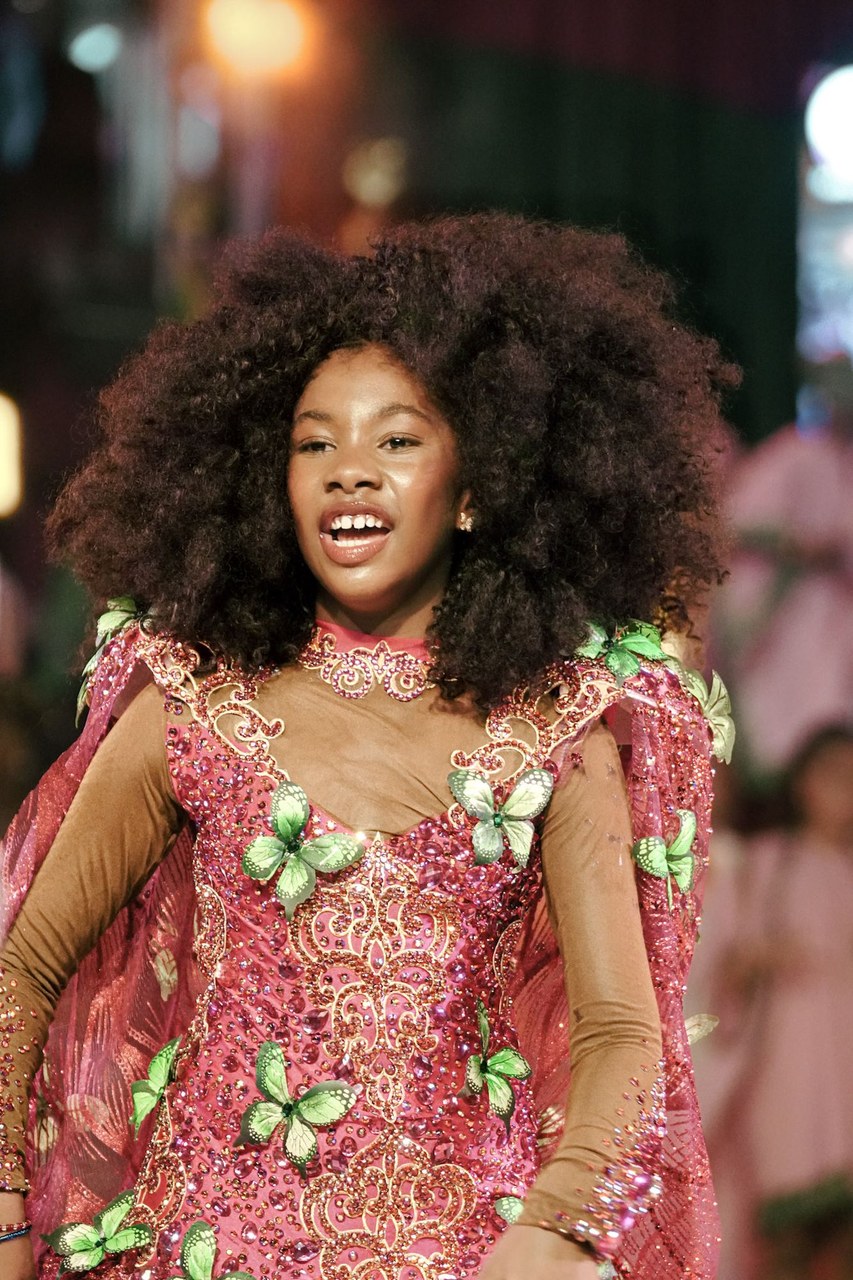Lua Miranda é Oyá criança e rouba a cena na final de samba da Mangueira