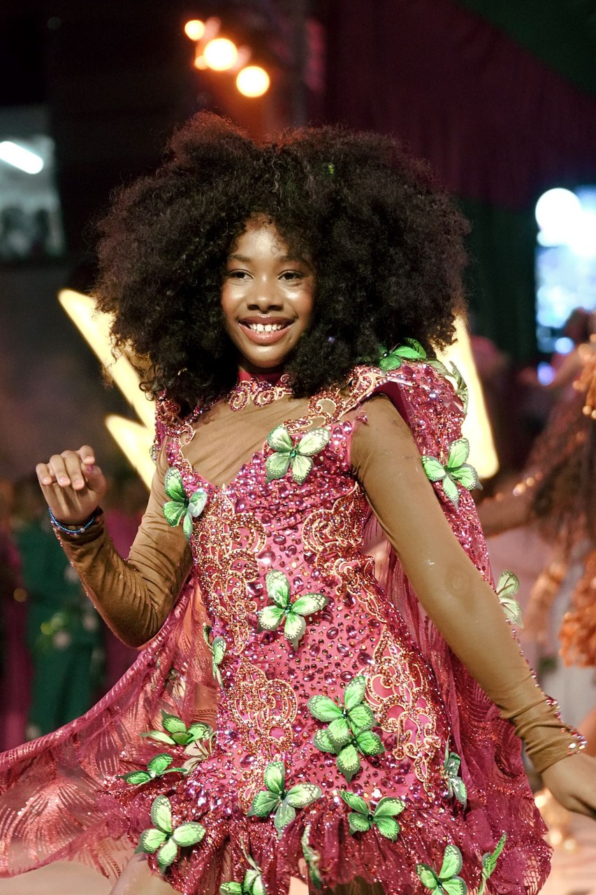 Lua Miranda é Oyá criança e rouba a cena na final de samba da Mangueira