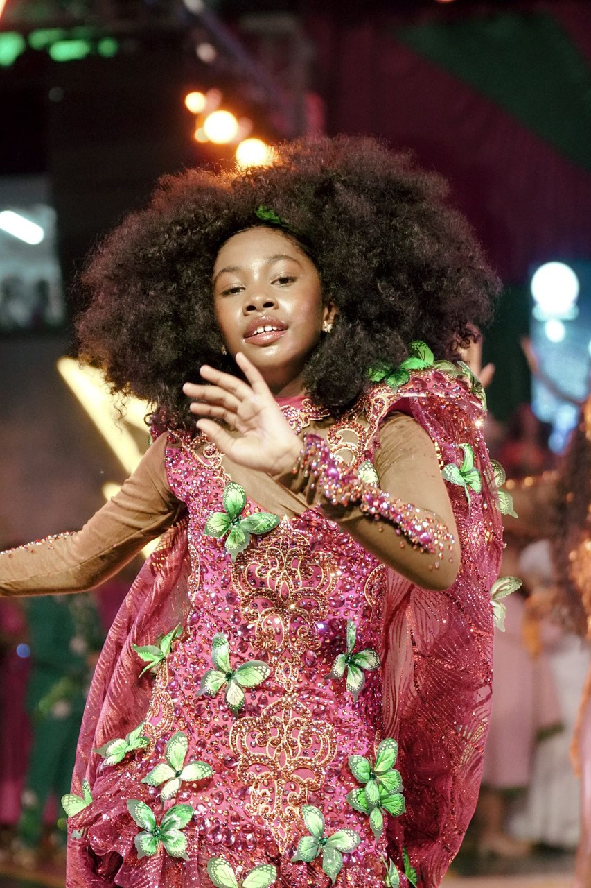 Lua Miranda é Oyá criança e rouba a cena na final de samba da Mangueira