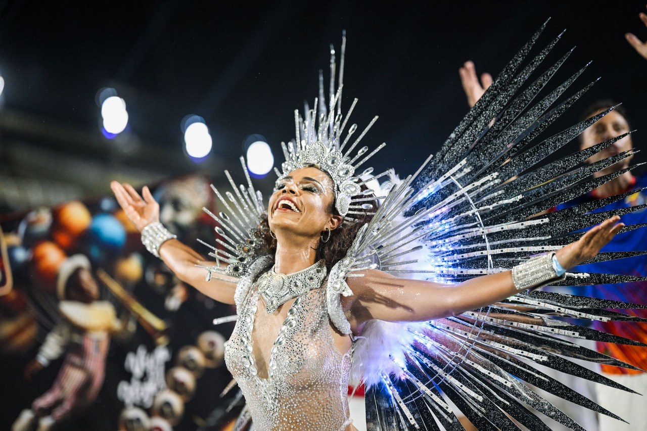 Médica e musa do samba: a fórmula de Nathalia Brito para a maratona pré-Carnaval