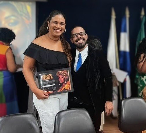 Monique Freitas brilha na avenida e na imprensa do Carnaval e ganha Prêmio Mulher Negra 2026