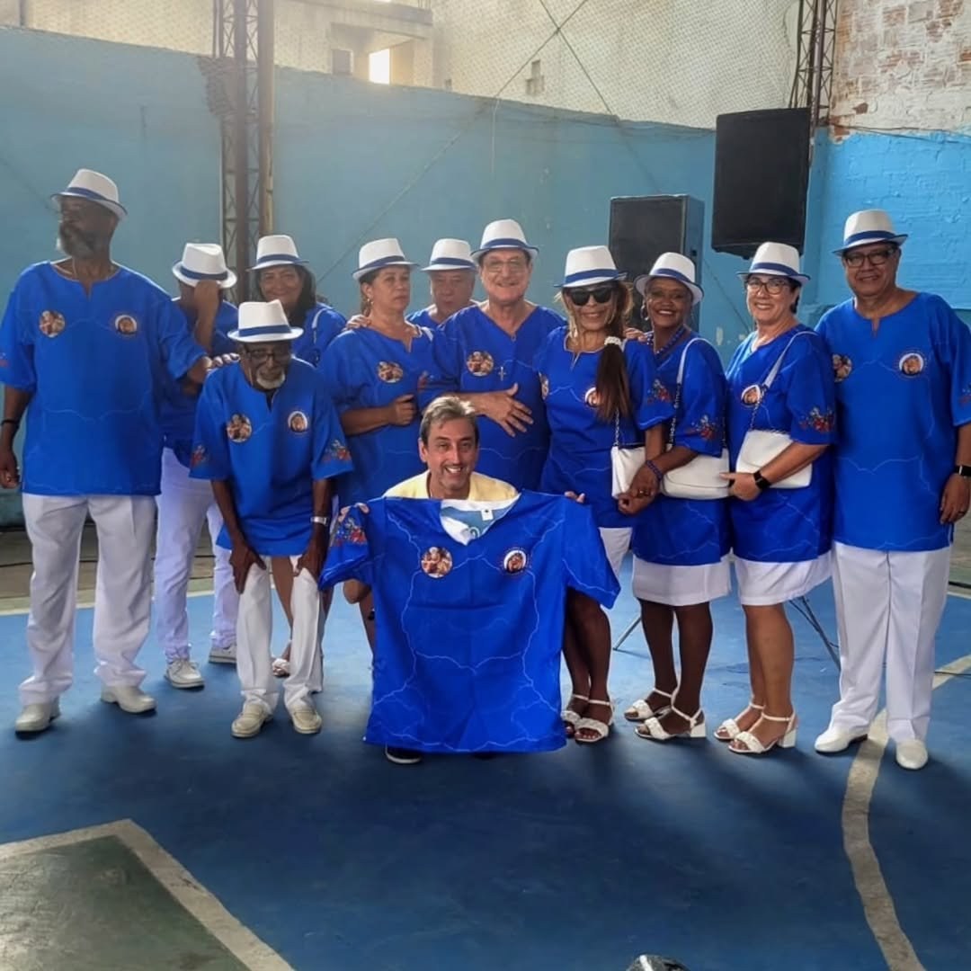 Novo Império coroa sua nova rainha de bateria em festa de aniversário inesquecível