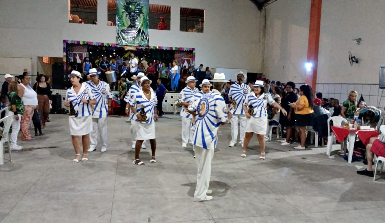 Novo Império coroa sua nova rainha de bateria em festa de aniversário inesquecível