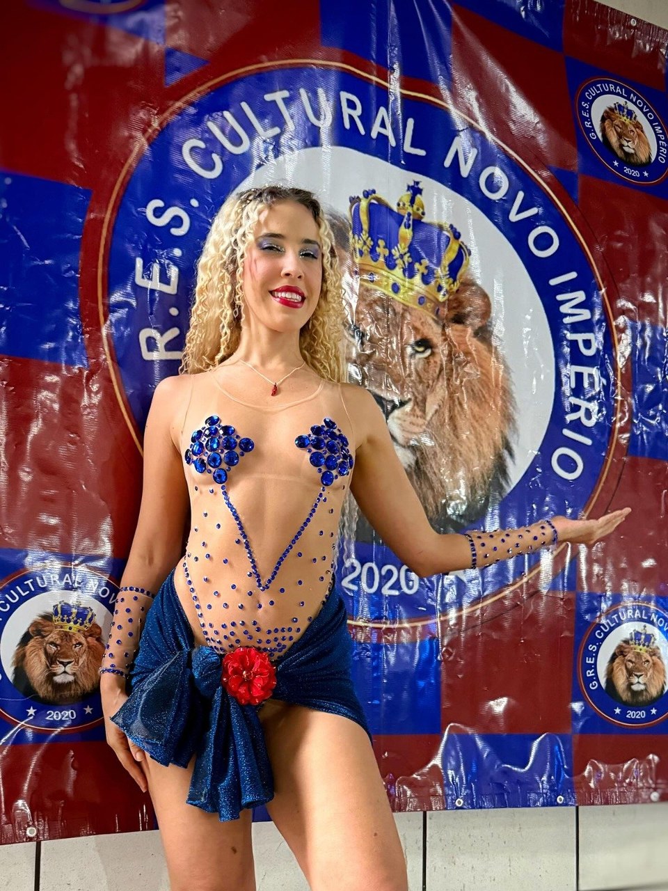 Novo Império coroa sua nova rainha de bateria em festa de aniversário inesquecível