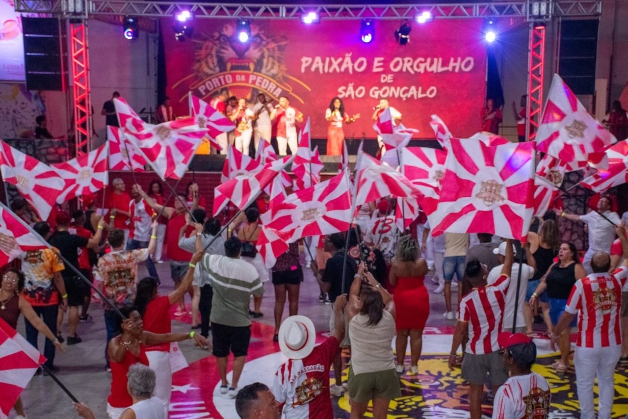 Porto da Pedra esquenta a semifinal do samba e mais uma noite de festa neste sábado
