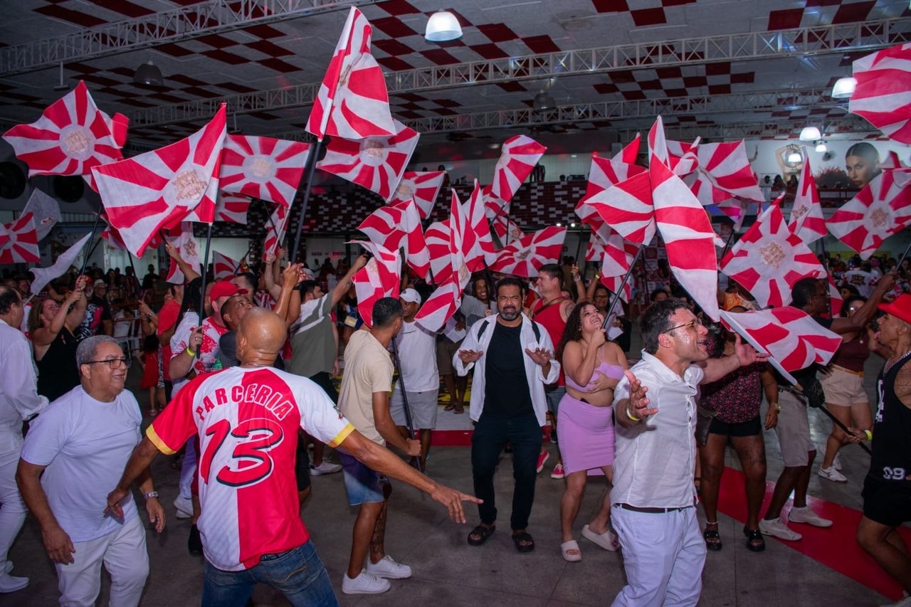 Porto da Pedra esquenta a semifinal do samba e mais uma noite de festa neste sábado
