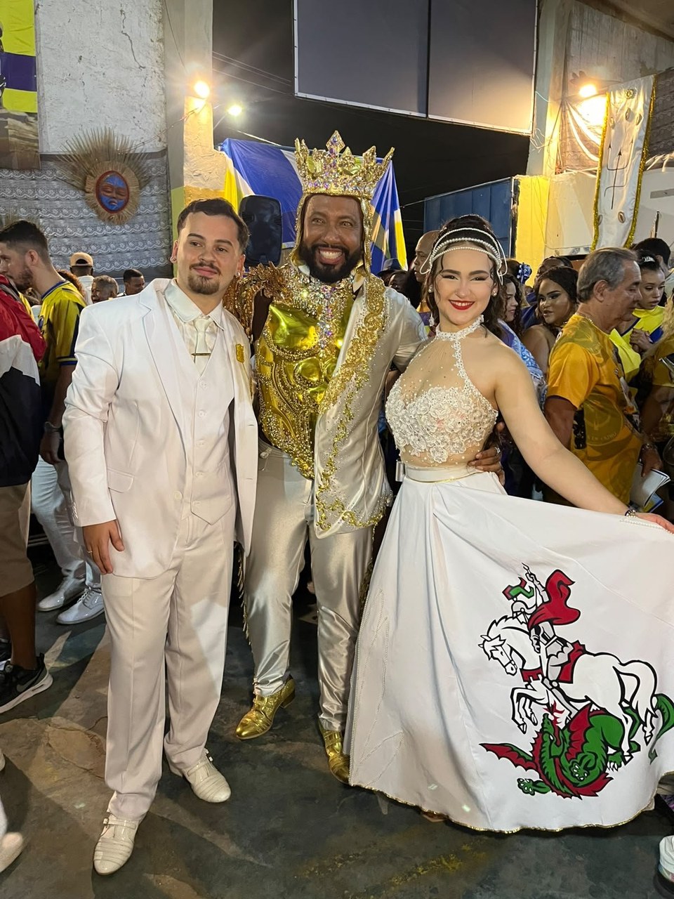 Rei de bateria Daniel Zarmanno brilha como São Jorge na final da Rosa de Ouro