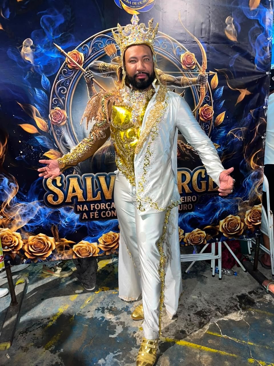 Rei de bateria Daniel Zarmanno brilha como São Jorge na final da Rosa de Ouro