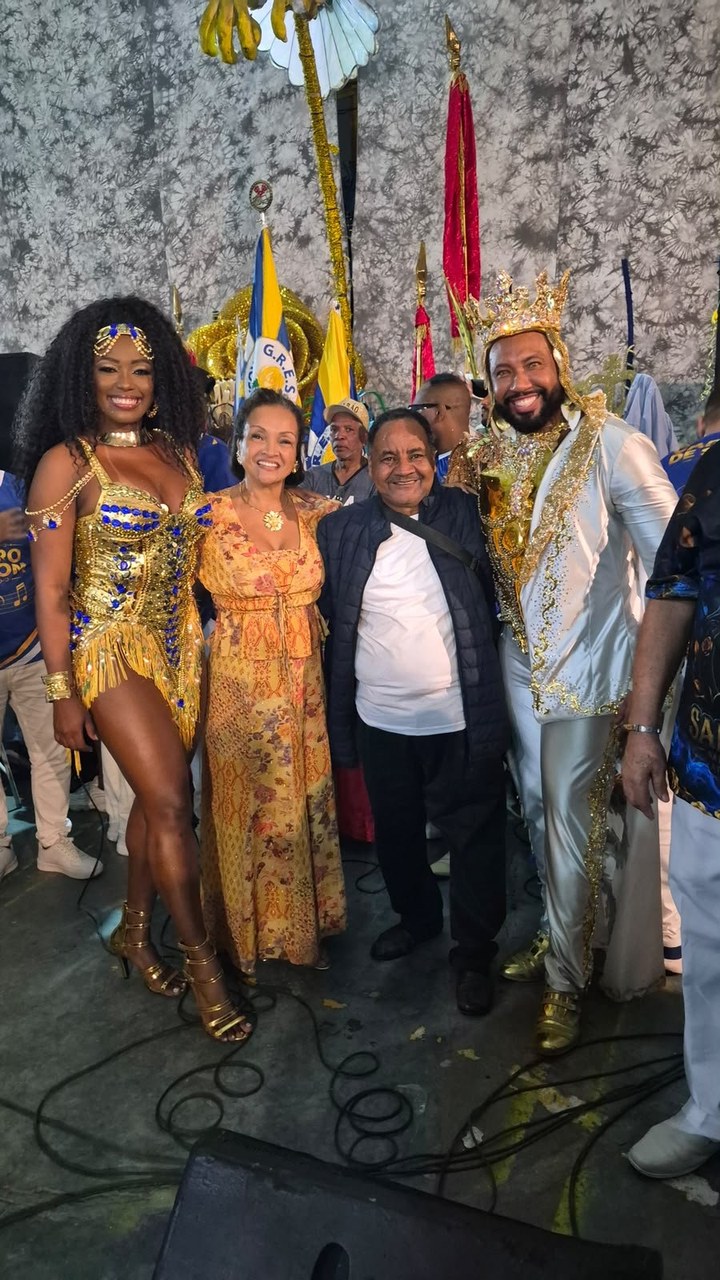 Rei de bateria Daniel Zarmanno brilha como São Jorge na final da Rosa de Ouro