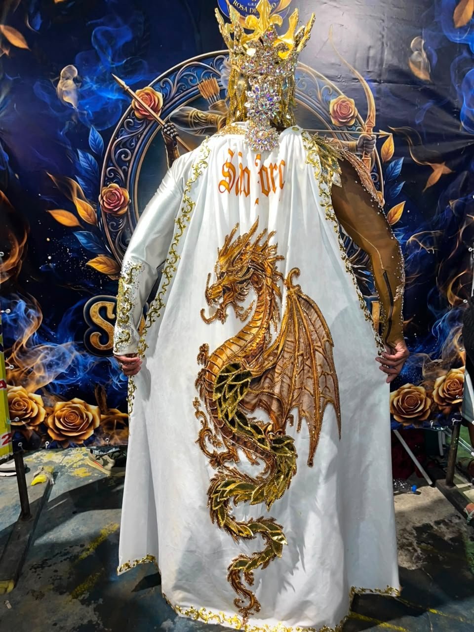 Rei de bateria Daniel Zarmanno brilha como São Jorge na final da Rosa de Ouro