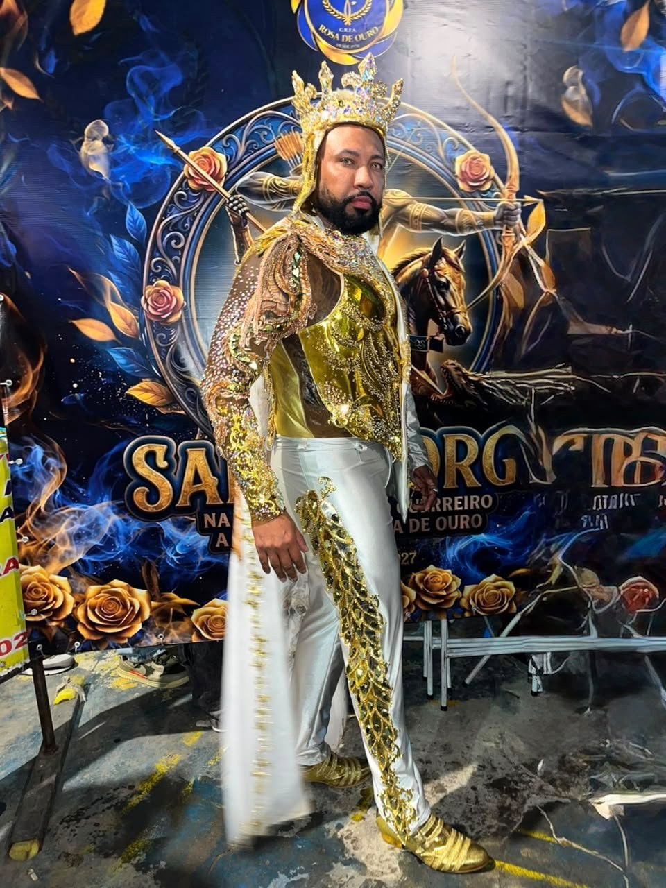 Rei de bateria Daniel Zarmanno brilha como São Jorge na final da Rosa de Ouro