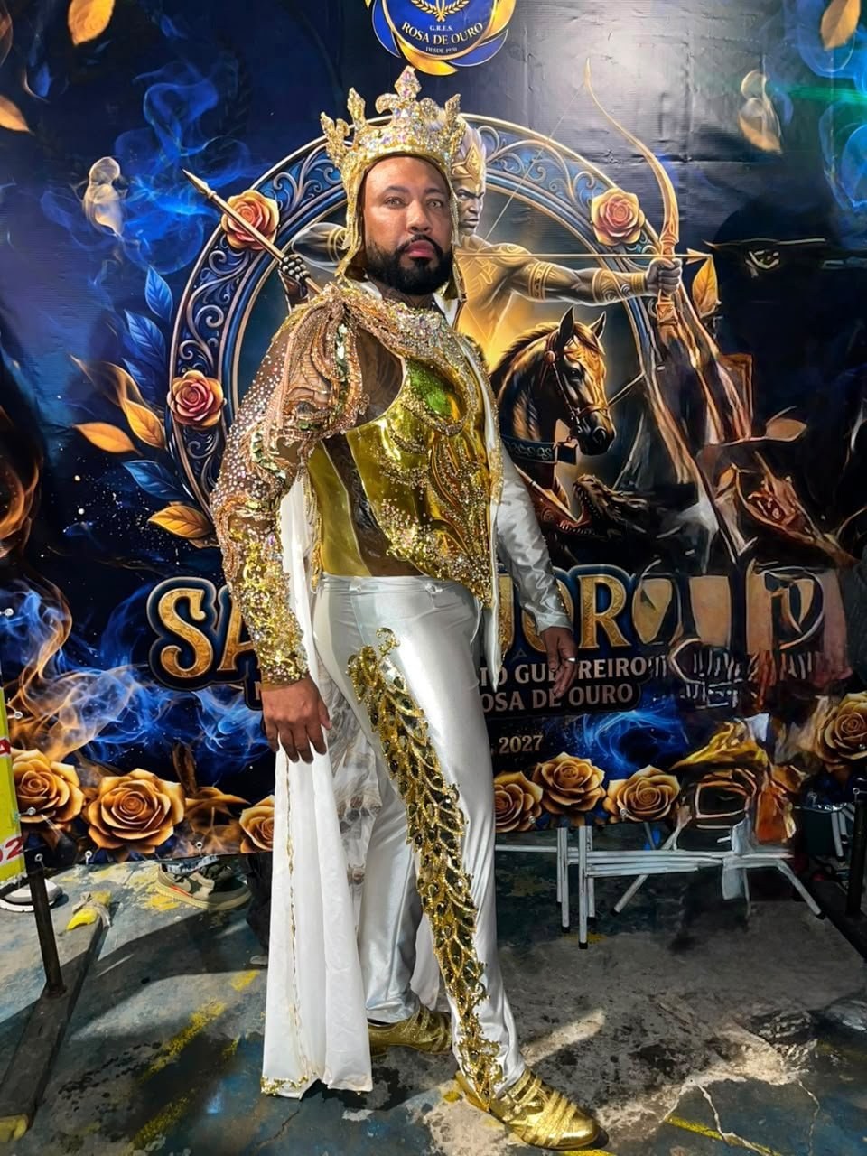 Rei de bateria Daniel Zarmanno brilha como São Jorge na final da Rosa de Ouro
