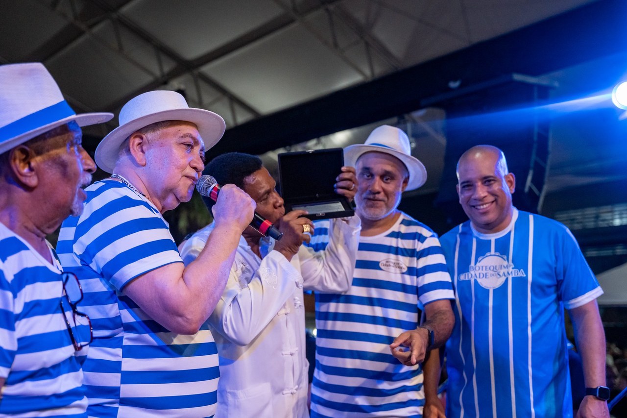 Revelação e Marvvila acendem a festa no Botequim da Cidade do Samba
