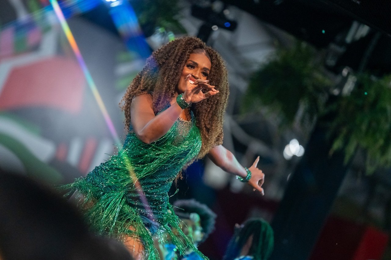 Revelação e Marvvila acendem a festa no Botequim da Cidade do Samba