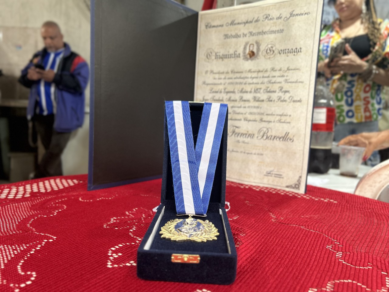 Tia Surica ganha sua Medalha Chiquinha Gonzaga na Portela