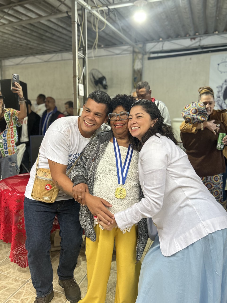 Tia Surica ganha sua Medalha Chiquinha Gonzaga na Portela