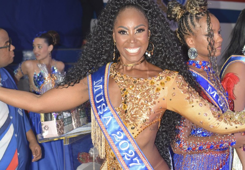 União da Ilha consagra Priscila Cristina como musa e revela talento no palco